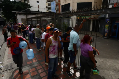 川普出手抓馬杜洛！委內瑞拉現恐慌　民眾急囤物資、加油車隊綿延