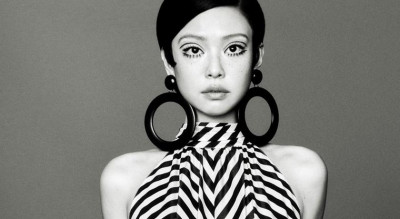 針織外套裡只剩比基尼！Jennie全新封面又玩改造纖腰、蜜腿一次曝光