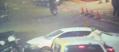 畫面曝光！北車新光三越前車禍　轎車暴衝撞翻逾5機車、1人受傷