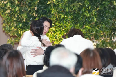 林光寧追思會回禮有洋蔥！戴眼鏡笑臉提袋　美酒、茶葉邀親友乾杯