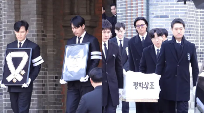 安聖基噎到過世！李政宰捧遺照、朱智勛擡棺　600藝人送最後一程