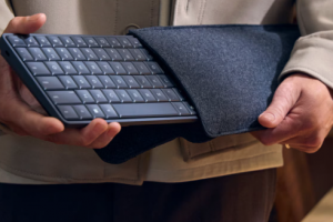 超省空間！這款鍵盤可當桌電用　全球最小 AI PC 問世