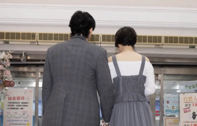 蕭煌奇太太背影照曝光！穿灰色系情侶裝登記　甜蜜攜手共度人生