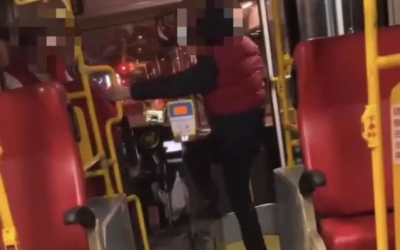板橋公車司機與乘客爆鬥毆　8旬翁連續揮18拳攻擊、司機抱腿自保