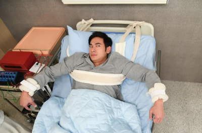亮哲《百味人生》拍到斷電！被送療養院綁病牀、痛苦電療畫面曝光
