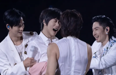 阿信不想輸吳建豪！成都開唱脫衣炸胸線　仔仔崩潰喊：脫什麼啦