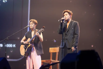 Energy書偉彎腰甜吻孕妻！謝京穎太激動　散場鼻血狂流染紅鞋襪