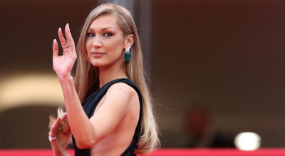 超模為何隨便穿都時髦？貝拉一次戴多個手環、戒指白T牛仔褲秒變高級