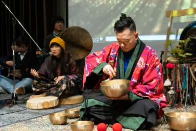 韓團CORTIS專輯也玩迷你銅缽！田定豐揪400人玩聲波體驗超震撼