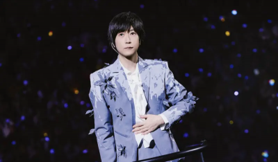 阿信成都開唱驚傳絆倒！吳建豪火速救援扶住　下一秒生龍活虎唱歌