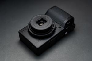 理光街拍神機 GR IV 推出全新版本！拍照更銳利、強調顆粒感