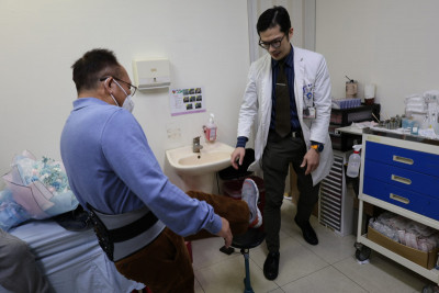 獲賜聖筊！7旬翁腰椎磨損痛到難走「OLIF新式微創手術」逆轉人生