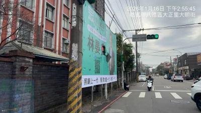行人燈被封印？民眾黨參選人看板擋號誌「神操作」遭轟：沒品