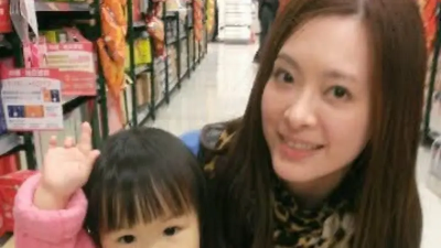 劉真生前素顏逛家樂福被要求拍照！她蹲下逗弄粉絲小孩　照片曝光
