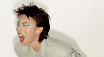 藍色眼影跨時空復刻巨星媽！竇靖童新封面全網驚呼：根本王菲