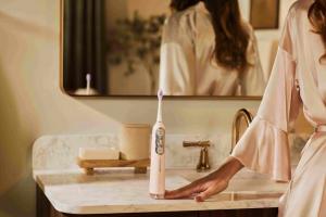 Soocas NEOS II 電動牙刷登台　首創刷牙、沖牙二合一