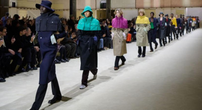 Prada秋冬改寫現代男裝語言 半身式風衣披肩增添造型感 收窄肩線設計貼近身體姿態