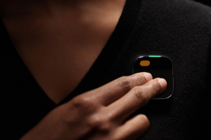 蘋果神祕 AI 新品細節曝光！搭載雙鏡頭、三麥克風　小如別針