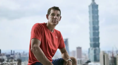 霍諾德有多強大？18小時50分鐘徒手攀登攻略優勝美地「三冠王」