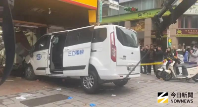 採訪車失控撞進彰銀釀10傷　警方依過失傷害送辦三立駕駛