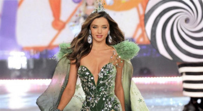 42歲「維密天使」12年生四胎！抱娃街拍曲線超魔鬼 網驚：她有生小孩？