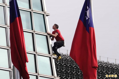 看霍諾德攀101嚇壞網友 醫揭不合格「滑石粉」真正風險