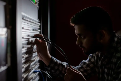 AI、傳產兩樣情　2025年製造業景氣未脫離「低迷」黃藍燈