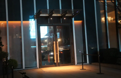 黃仁勳晚間到松山區榕居用餐　張忠謀坐輪椅出席