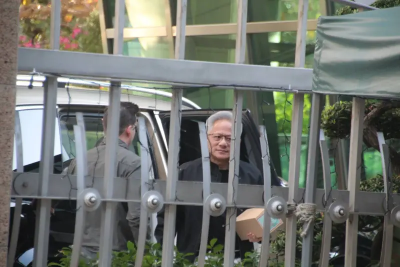 手拿神祕禮盒　黃仁勳16時40分再度來到張忠謀住家