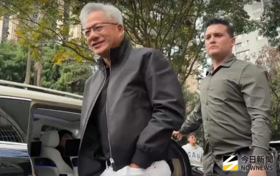 黃仁勳剪完頭髮回飯店！幫粉絲簽名、合照來者不拒