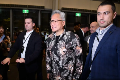 輝達尾牙登場！黃仁勳沒穿皮衣　一襲夏威夷風花襯衫超吸睛