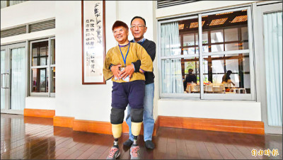 年過半百失去四肢  她用義肢走出精彩人生