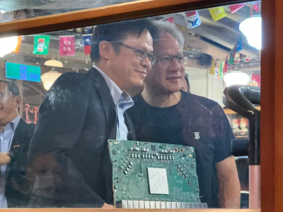 這個簽名不簡單！智邦總經理李訓德也成粉絲！拿基板給黃仁勳簽名