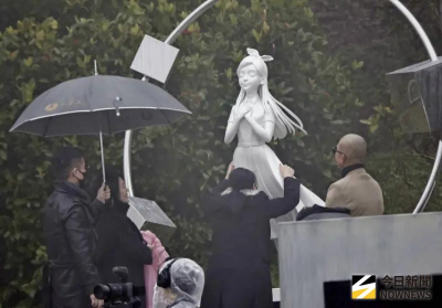 大S雕像大雨中揭幕！S媽淚崩緊擁具俊曄　慟喊：寶貝妳重生了