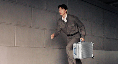 許光漢「旅伴」曝光！單手拎RIMOWA硬殼行李箱街頭狂奔 霸氣男友力全開