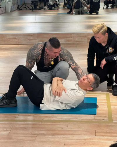 被黃國昌刺激到？館長幫柯文哲練肌肉！粉絲嗨：明年換阿北出寫真