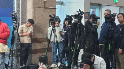 獨／尹乃菁正式加入藍營空戰團隊！隱身鏡頭後　見習吳宗憲記者會