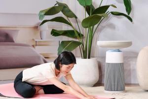 小坪數最愛這種！五合一空氣清淨機變身音響＋情境燈＋無線充電桌