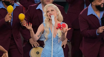 政治議題躍超級盃舞台！Lady Gaga淺藍禮服搭配紅花胸針致敬波多黎各