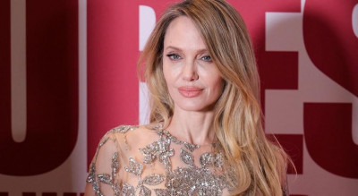 安潔莉娜裘莉「接近全裸」現身！透視金縷衣S曲線畢露 半百還是這麼辣