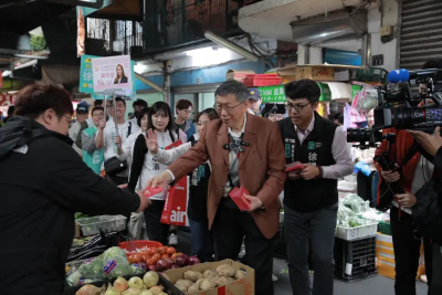 平安就是最大幸福！柯文哲除夕回新竹市場掃街：盼增加候選人曝光