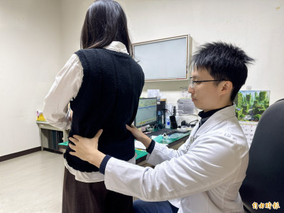 過年大掃除變成「腰部大考驗」！ 復健科醫師提醒這些動作最危險