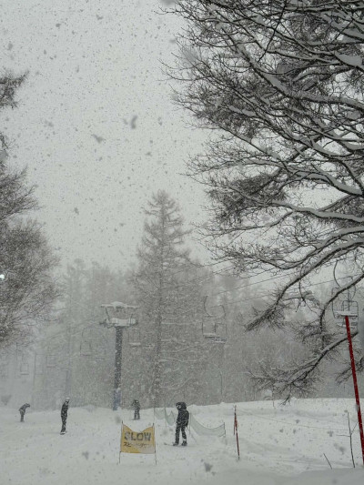 出國滑雪最怕手機易遺失 不建議頸掛式易勒住自己