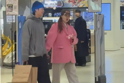 泫雅再傳懷孕！粉紅大衣撐出圓弧曲線　球狀身形曝光引爆討論