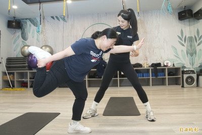 過年摸牌別光在意牌技 健身教練授用居家物舒展身體