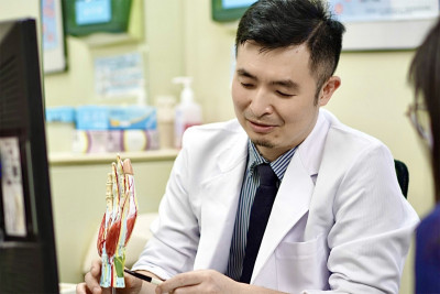 台中30歲男每天用滑鼠 右手腕背驚現「乒乓球」腫塊