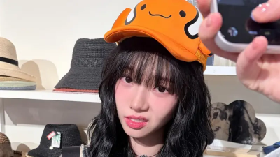 Karina 6年前超仙照曝光！網友抱怨乘客腿開開　旁邊竟然是女神