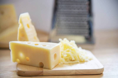 遊歐享美食 起司、紅酒、巧克力竟成為誘發偏頭痛高風險飲食