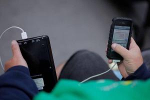 專家解密行動電源3／行動電源最好兩年換一次　起火冒煙靠這 3 招自救