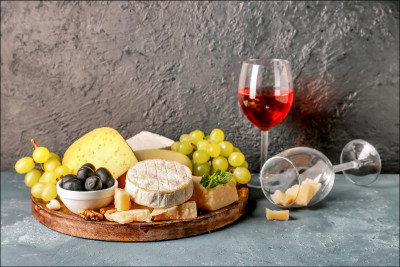 遊歐品紅酒、起司劇烈頭痛 醫：偏頭痛體質慎選發酵食物